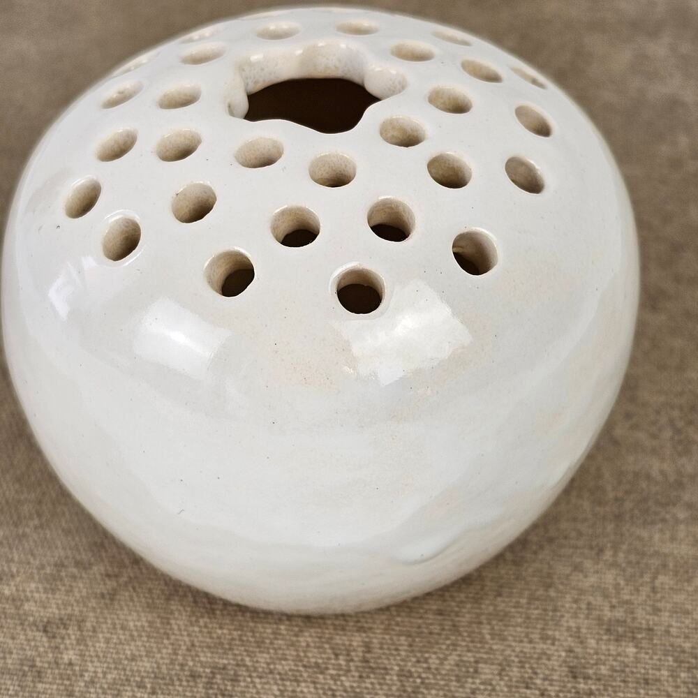 VTG off white Kellogg's Pottery flower frog vase Petosky MI